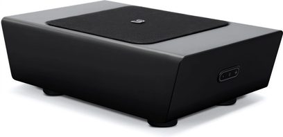 Subwoofer BlueSound PULSE SUB+ in nero opaco, visto di fronte e leggermente dall'alto, forma rettangolare con angoli arrotondati