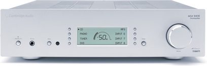 Cambridge Audio Azur 840E sølvfarvet stereo-forforstærker, set forfra, med knapper, drejeknap, skærm og hovedtelefonstik