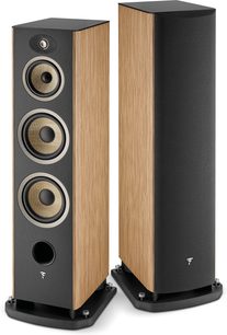 Due diffusori da pavimento Focal Aria Evo X N°4 in noce, vista frontale, con altoparlanti neri e fasce verticali in legno chiaro sui lati