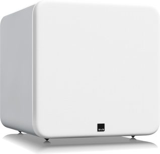 Subwoofer SVS SB-5000 R|Evolution v bílé lesklé úpravě, s bílou textilní čelní mřížkou a zaoblenými rohy, pohled ze tří čtvrtin