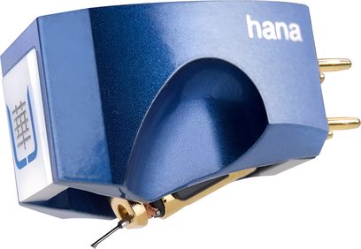 Аудіофільська фоно-комірка Hana Umami Blue з алюмінію блакитного металевого кольору, вид з трьох чвертей спереду, що демонструє перфорований прямокутний корпус, золоті задні роз'єми та видимий алмазний звукознімач