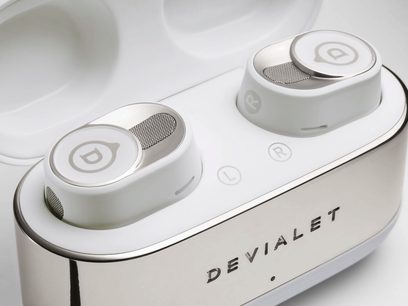 Bezdrátové sluchátko DEVIALET Gemini II iconic bílé, pohled shora, dvě kulatá bílá náušníky s kovovými mřížkami
