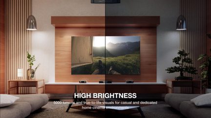 Videoproiettore home cinema a soffitto, immagine luminosa su grande schermo in un soggiorno moderno