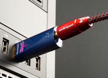 Chiavetta USB con custodia in plastica blu metallizzata, logo libellula rosa, inserita in una porta USB, jack da 3,5 mm rosso su cavo intrecciato