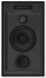 Indbygget vægmonteret højttaler Bowers & Wilkins CWM7.5 S2, set forfra, rektangulært mat sort kabinet med rund central højttaler og diskant oven over, aftagbart perforeret sort gitter
