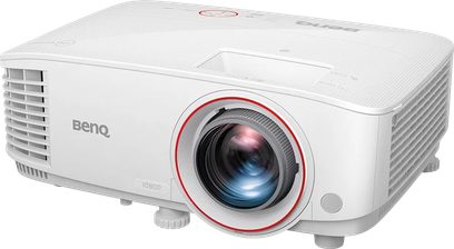 BenQ TH671ST fehér vetítő, enyhén felülről nézve, elcsúszott objektív vörös kerettel