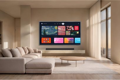 Samsung TQ677S99H 2026 fladskærms-tv fastgjort til væggen i en moderne stue, forfra med soundbar