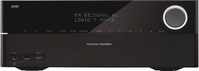 Harman Kardon AVR 270 sort home cinema-forstærker, sort frontpanel, blåt display "FM 87.50MHz 01 LOGIC 7 MOVIE", sølvfarvet drejeknap til højre