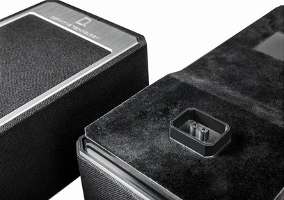 Definitive Technology A90 sort højttaler, set ovenfra og fra siden, med tekstilgitter og firkantet metalstik