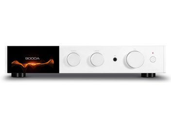 Sølvfarget Audiolab 9000A stereoforsterker med svart skjerm som viser en oransje bølge og 3 sølvfargede, sirkulære knapper