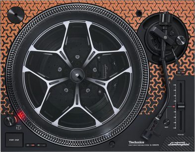 Hi-fi pladespiller Technics SL-1200M7B i orange, set ovenfra, sølvfarvet og sort rund pladespiller, tonarm til højre