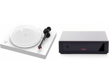Tocadiscos Rega blanco con plato circular, brazo negro con cápsula roja y caja negra separada