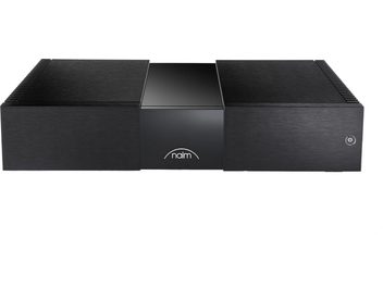 Naim NPX 300 svart separat strømforsyning, sett forfra i et skrått perspektiv, bestående av 3 rektangulære blokker plassert på rekke horisontalt
