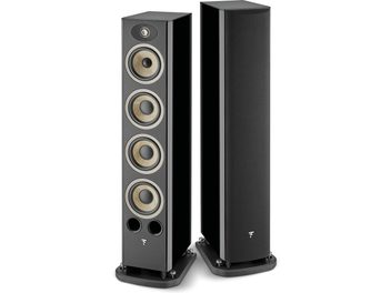 Dvi juodos lakuotos "Focal Aria Evo X N°3" kolonėlės, priekinėje dalyje 4 smėlio spalvos garsiakalbiai, vaizdas iš priekio