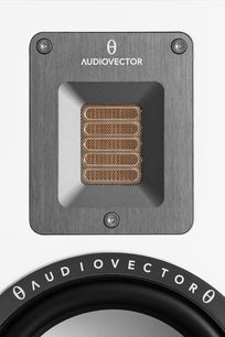 Vooraanzicht close-up van de AudioVector QR1 SE boekenplankspeaker, witte kast met een antraciet geborsteld aluminium frontplaat vastgezet met schroeven rond een ribbon-tweeter beschermd door een goudkleurig rooster, bovenrand van de woofer met zwarte omlijsting zichtbaar.