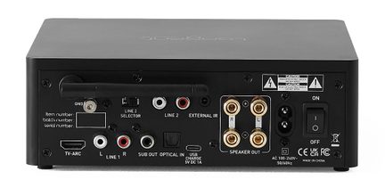 Matinio juodo metalo garso stiprintuvo galinė dalis, auksiniai garsiakalbių gnybtai, HDMI ARC, RCA, optinis, USB, IEC lizdas