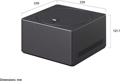 Mat sort, kubisk metalkabinet til LG OLED65M5, set fra højre forside i trekvart vinkel, rundt låg foroven med lille håndtag og ventilationsgitre på siderne, angivne mål 230 × 230 × 121,7 mm