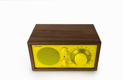 Radio Tivoli Model One BT, facciata gialla, custodia in legno, griglia circolare, grande quadrante e piccolo pulsante, vista obliqua frontale