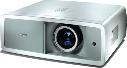 Frontvue af Sanyo PLV-Z700 videoprojektor i lys grå farve med centreret objektiv og højttalerrille til højre