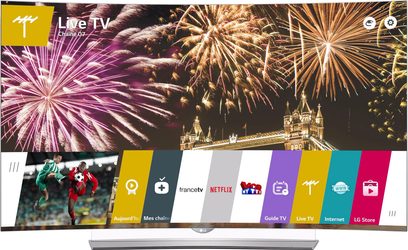 LG 55EG960V-fladskærm viser fyrværkeri over et slot og brugergrænseflade med apps