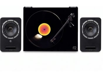 Schwarzer Pro-Ject P2-Plattenspieler mit Schallplatte und Paar schwarzen Fyne Audio-Lautsprechern