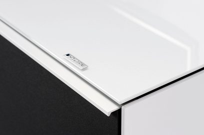 Hvid Spectral Scala SCH1100 audio-/videomøbel set ovenfra, detalje af metallogo på toppanelet