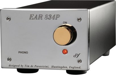 EAR Yoshino 834P fono-forforstærker i krom, set forfra, med gylden drejeknap, rød vippekontakt, sølvfarvet kabinet