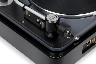 Thorens TD 124 DD siyah plak çalar, okuma kolu ve kapsül üzerine 3/4 ön yakından görüntü