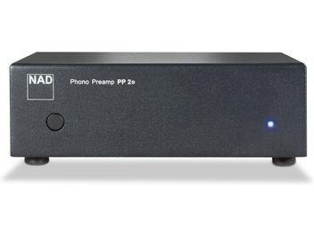 Preamplificator fonic NAD PP2e gri antracit în carcasă metalică mată, vedere din față, cu buton circular negru în stânga, logo și inscripție albe, LED albastru în dreapta, așezat pe două picioare cilindrice
