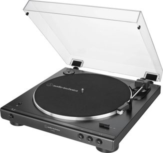 Sort Audio Technica AT-LP60XBT pladespiller set i trekvart profil, gennemsigtigt låg slået op, tonearm placeret ved siden af