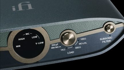 Šedý hi-fi phono předzesilovač iFi, detailní pohled na voliče MM/MC a subsonický filtr
