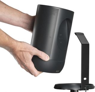 Melns Flexson skaļruņa statīvs Sonos Move, metāla statīvs ar apaļu pamatni, skats no sāniem ar skaļruni