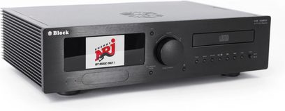 Alt-i-en hi-fi-system Block CVR-100+ MKIII sort i børstet aluminium, set fra venstre forfra i trekvart vinkel, front med stor farveskærm, stor volumenkontrol, CD-skuffe og en række knapper, med sideplacerede køleribber