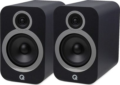 Dva černé regálové reproduktory Q Acoustics 3030i, zepředu, vedle sebe, s viditelnými reproduktory