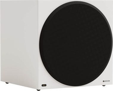 Бяла кутия за ниски честоти Monitor Audio Vestra W15, кубичен лакиран дървен корпус, голяма кръгла черна решетка, покриваща предната страна, индикатор в долния ляв ъгъл и лого в долния десен ъгъл, изглед от три четвърти преден ляв ъгъл