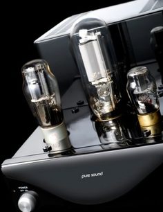 Puresound M845 sort hi-fi stereforstærker, frontvisning i nærbillede af de gyldne og sølvfarvede vakuumrør