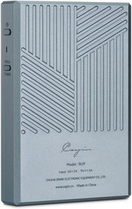 Bærbar lydkonverter Cayin RU9 i gråblå aluminium, set let i perspektiv fra forsiden, facaden med diagonale og lodrette riller, tænd/sluk- og menuknapper med grønt lys på venstre side