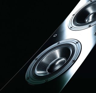 Pioneer S-3EX-W gulvhøjttaler, nærbillede forfra af den børstede aluminiumsbas og beskyttelsesgitteret