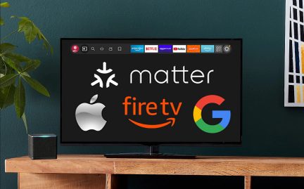 Televisore nero su mobile in legno, schermo con loghi di servizi di streaming e marchi tecnologici