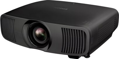 Βιντεοπροβολέας Epson EH-LS9000B, μαύρο ματ πλαστικό κουτί, κεντρικός φακός, σχάρες εξαερισμού, προβολή από τα τρία τέταρτα μπροστά