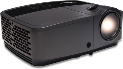 InFocus ScreenPlay SP1080 sort videoprojektor, set lidt fra siden forfra, med afrundet rektangulær form og decentreret linse