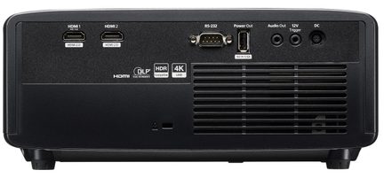 Czarny projektor 4K HDR DLP widziany od tyłu, złączami HDMI 2.0, zasilaniem USB, RS-232, wyjściem audio, wyzwalaczem 12 V
