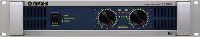 Ενισχυτής ισχύος Yamaha P2500S, μεταλλική γκρι μπροστινή όψη με κουμπιά, φωτεινές ενδείξεις και ψηφιακή οθόνη
