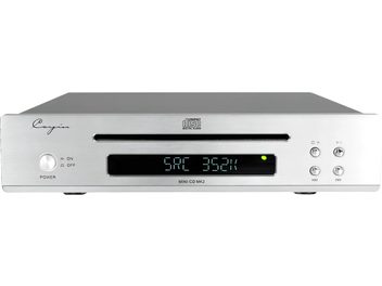 Frontansicht des High-Fidelity-CD-Players Cayin MINI-CD MK2, rechteckige Frontplatte aus silbernem, gebürstetem Aluminium mit schwarzem horizontalem Einzugsschlitz, zentralem grün hinterleuchtetem Digitaldisplay und metallenen Bedientasten