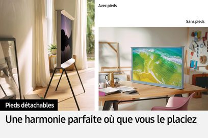 Samsung The Serif QE65LS01BB 2022 fladskærms-TV, der viser et farverigt billede, placeret på et lyst trægulv med tilbehør