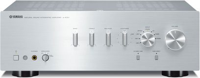 Yamaha A-S701 sidabrinės spalvos hi-fi stereo stiprintuvas, priekinis vaizdas, su mygtukais, lizdais ir rankenėlėmis ant šlifuoto aliuminio priekio plokštės