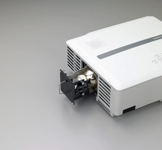 Videoprojektor Mitsubishi WL2650U bílý, detailní pohled zepředu, ventilační mřížka, excentrický objektiv, černá nástěnná konzole