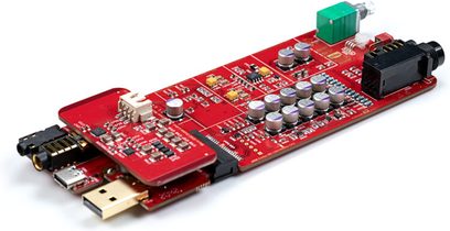 Rød printplade med elektroniske komponenter, USB- og optiske stik, potentiometre og grøn kontakt
