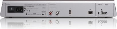 Olive 3HD netværksaudioafspiller i sølv, set forfra, med audio- og netværksstik til venstre, skærm og knapper til højre