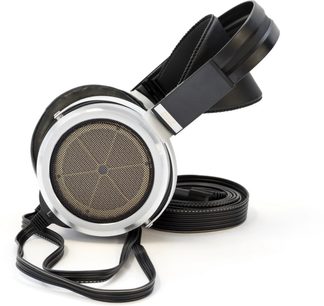 Avatud hi-fi kõrvaklapid STAX SR-009S, hõbedased ümmargused muundurid, mustad sangad ja koorikud, must punutud juhe, valgel taustal